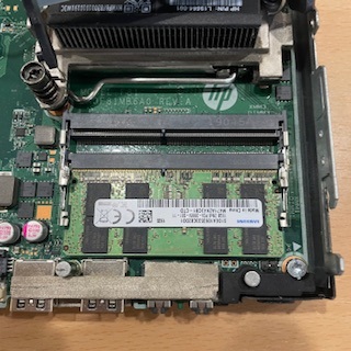 HP prodesk računalnik pogled na matično ploščo in pomnilnik z eno prosto režo za kasnejšo nadgradnjo